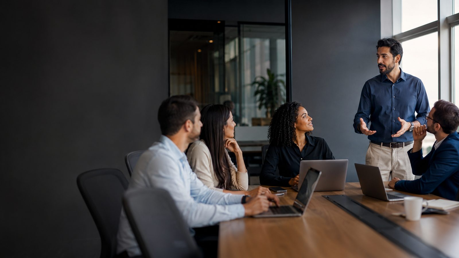 Instrutor conduzindo um treinamento de IA para a equipe ao redor da mesa